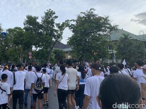 Hujan Lebat Guyur Jalan Sehat HUT Partai Gerindra Ke-16 di Denpasar