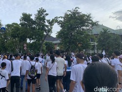 Hujan Lebat Guyur Jalan Sehat HUT Partai Gerindra Ke-16 di Denpasar