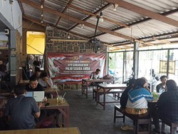 Polisi Sasar Warkop di Surabaya Sosialisasikan Pemilu Damai