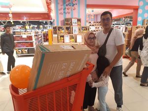 Warga Matraman Ini Happy, Beli TV Hemat Rp 800 Ribu di Transmart Full Day Sale