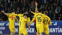 Barca harus tampil minus satu pemain sejak menit ke-72 usai Vitor Roque mendapatkan kartu merah. Foto: REUTERS/VINCENT WEST