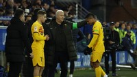 Si pesepakbola 18 tahun asal Brasil pun tertunduk dalam-dalam saat meninggalkan lapangan. Vitor Roque masuk ruang ganti lebih dini walaupun sukses bikin gol lagi. Foto: REUTERS/VINCENT WEST