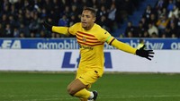 Vitor Roque masuk di menit ke-59 dan empat menit kemudian sukses menjebol gawang Deportivo Alaves, untuk bikin Barca unggul 3-1. Foto: REUTERS/VINCENT WEST