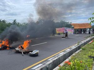 Warga Blokade Jalan Bypass BIL-Mandalika, Tuntut Pelaku Penusukan Ditangkap