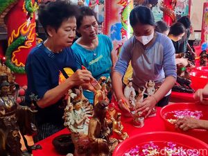 Melihat Tradisi Jelang Imlek di Kelenteng Hok Tek Bio Ciamis