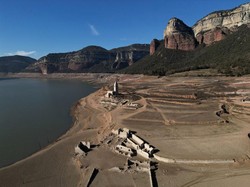 Warga Castellon Spanyol Dilarang Isi Kolam Renang gegara Kekeringan