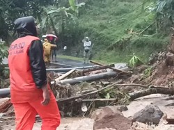 Longsor Tanah dan Bebatuan Tutup Jalur Sumedang-Subang