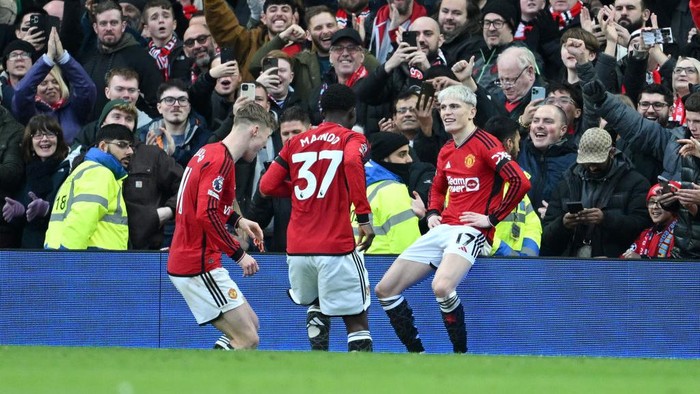 MANCHESTER, ENGLAND - FEBRUARY 04: Alejandro Garnacho of Manchester United celebrates with Rasmus Hojlund and Kobbie Mainoo of Manchester United after scoring his teams second goal during the Premier League match between Manchester United and West Ham United at Old Trafford on February 04, 2024 in Manchester, England. (Photo by Michael Regan/Getty Images)