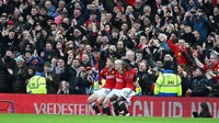 Selebrasi itu disambut suka cita penonton Stretford End, tempat fans Setan Merah berada. Foto: Getty Images/Michael Regan