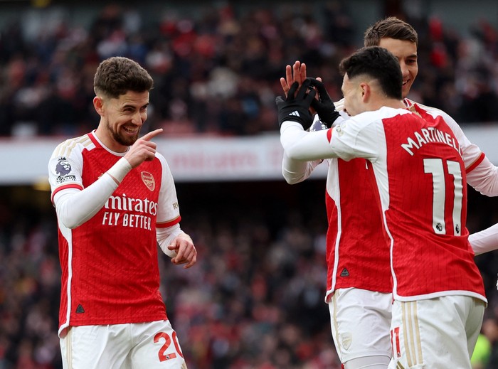 Soccer Football - Premier League - Arsenal v Crystal Palace - Emirates Stadium, London, Britain - January 20, 2024 Arsenals Gabriel Martinelli celebrates scoring their fifth goal with Jorginho and Jakub Kiwior REUTERS/Hannah Mckay NO USE WITH UNAUTHORIZED AUDIO, VIDEO, DATA, FIXTURE LISTS, CLUB/LEAGUE LOGOS OR LIVE SERVICES. ONLINE IN-MATCH USE LIMITED TO 45 IMAGES, NO VIDEO EMULATION. NO USE IN BETTING, GAMES OR SINGLE CLUB/LEAGUE/PLAYER PUBLICATIONS.
