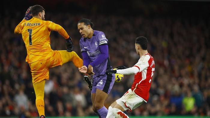 Soccer Football - Premier League - Arsenal v Liverpool - Emirates Stadium, London, Britain - February 4, 2024 Liverpools Alisson in action before Arsenals Gabriel Martinelli scores their second goal Action Images via Reuters/John Sibley NO USE WITH UNAUTHORIZED AUDIO, VIDEO, DATA, FIXTURE LISTS, CLUB/LEAGUE LOGOS OR LIVE SERVICES. ONLINE IN-MATCH USE LIMITED TO 45 IMAGES, NO VIDEO EMULATION. NO USE IN BETTING, GAMES OR SINGLE CLUB/LEAGUE/PLAYER PUBLICATIONS.