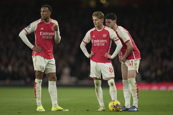 Arsenal's Martin Odegaard, center, and Arsenal's Declan Rice, right, prepare for a free kick during the English Premier League soccer match between Arsenal and Liverpool at Emirates Stadium in London,, Sunday, Feb. 4, 2024. (AP Photo/Kin Cheung)