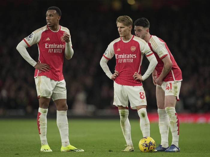 Arsenal's Martin Odegaard, center, and Arsenal's Declan Rice, right, prepare for a free kick during the English Premier League soccer match between Arsenal and Liverpool at Emirates Stadium in London,, Sunday, Feb. 4, 2024. (AP Photo/Kin Cheung)