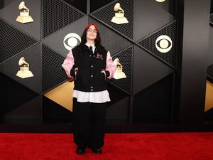Billie Eilish Pakai Varsity Jacket Barbie di Red Carpet Grammy Billie Eilish Pakai Varsity Jacket Barbie di Red Carpet Grammy