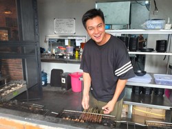 Baim Wong Senang Banget Usaha Satenya Didatangi Anak Presiden