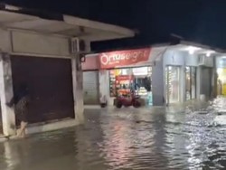Banjir Rendam Permukiman dan Dua Pasar di Gresik