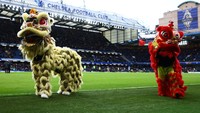 Kehadiran barongsai di Stamford Bridge ini merupakan bagian dari perayaan Tahun Baru China. Foto: REUTERS/DAVID KLEIN