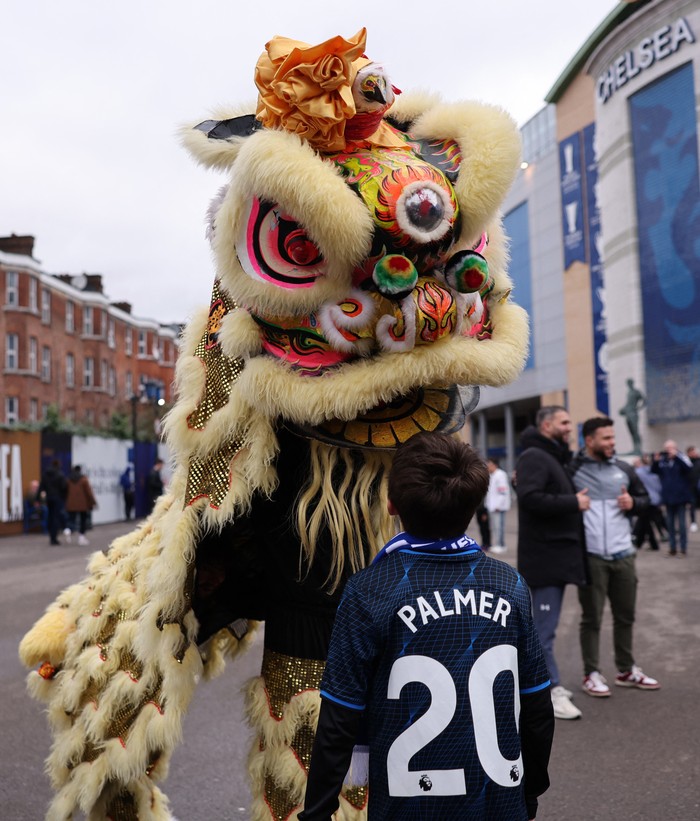 Barongsai di Kandang Chelsea Soccer Football - Premier League - Chelsea v Wolverhampton Wanderers - Stamford Bridge, London, Britain - February 4, 2024 General view of a performer in celebration of the Chinese New Year outside the stadium before the match REUTERS/David Klein NO USE WITH UNAUTHORIZED AUDIO, VIDEO, DATA, FIXTURE LISTS, CLUB/LEAGUE LOGOS OR 'LIVE' SERVICES. ONLINE IN-MATCH USE LIMITED TO 45 IMAGES, NO VIDEO EMULATION. NO USE IN BETTING, GAMES OR SINGLE CLUB/LEAGUE/PLAYER PUBLICATIONS.