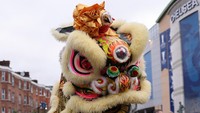 Kehadiran barongsai ini mencuri perhatian para fans. Foto: REUTERS/DAVID KLEIN