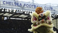 Kehadiran barongsai di Stamford Bridge ini sayangnya tidak membawa hoki buat tuan rumah. Chelsea pada akhirnya dipermalukan Wolves 2-4 di laga ini. Foto: AP/Ian Walton