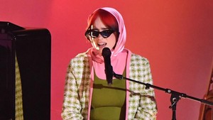 Momen Billie Eilish Terjatuh hingga Diseret Penggemar Saat Konser