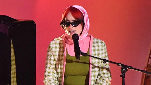 Billie Eilish Cosplay Jadi Barbie di Panggung Grammy 2024