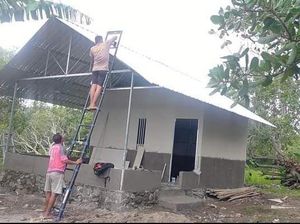 Dedikasi Bripka Budi Sisihkan Gaji Bantu Bangun Rumah Warga di Lombok