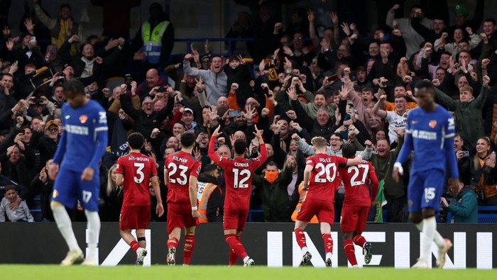 Soccer Football - Premier League - Chelsea v Wolverhampton Wanderers - Stamford Bridge, London, Britain - February 4, 2024 Wolverhampton Wanderers Matheus Cunha celebrates scoring their fourth goal with teammates and completes his hat-trick REUTERS/David Klein NO USE WITH UNAUTHORIZED AUDIO, VIDEO, DATA, FIXTURE LISTS, CLUB/LEAGUE LOGOS OR LIVE SERVICES. ONLINE IN-MATCH USE LIMITED TO 45 IMAGES, NO VIDEO EMULATION. NO USE IN BETTING, GAMES OR SINGLE CLUB/LEAGUE/PLAYER PUBLICATIONS.