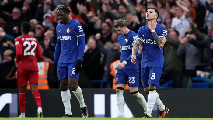 Soccer Football - Premier League - Chelsea v Wolverhampton Wanderers - Stamford Bridge, London, Britain - February 4, 2024 Chelseas Enzo Fernandez and Axel Disasi react after Wolverhampton Wanderers Matheus Cunha scores their fourth goal REUTERS/David Klein NO USE WITH UNAUTHORIZED AUDIO, VIDEO, DATA, FIXTURE LISTS, CLUB/LEAGUE LOGOS OR LIVE SERVICES. ONLINE IN-MATCH USE LIMITED TO 45 IMAGES, NO VIDEO EMULATION. NO USE IN BETTING, GAMES OR SINGLE CLUB/LEAGUE/PLAYER PUBLICATIONS.