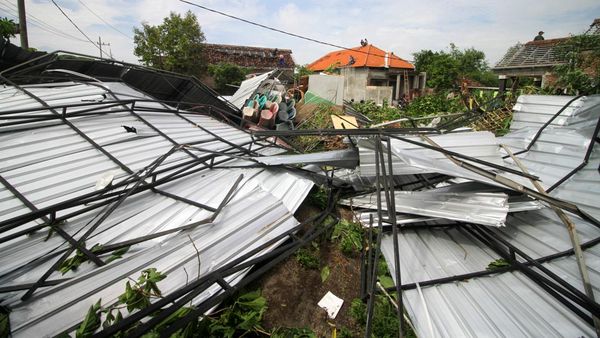 200 Rumah Rusak Diterjang Angin Puting Beliung di Sidoarjo