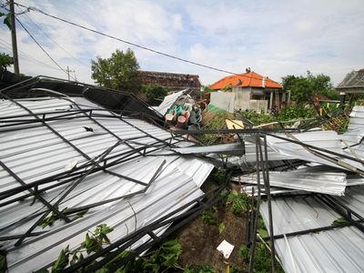 200 Rumah Rusak Diterjang Angin Puting Beliung di Sidoarjo