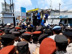 Mahasiswa Geruduk Kantor KPU Kabupaten Tasik, Ada Apa? Mahasiswa Geruduk Kantor KPU Kabupaten Tasik, Ada Apa?