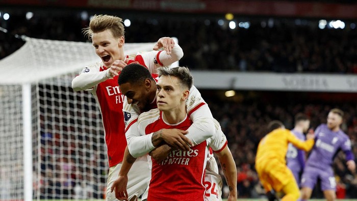 Arsenal meraih kemenangan 3-1 saat menjamu Liverpool. Laga diwarnai gol bunuh diri Gabriel Magalhaes, blunder fatal Alisson, dan kartu merah Ibrahima Konate. Arsenal menjamu Liverpool di Emirates Stadium, Minggu (4/2/2024) malam WIB, dalam lanjutan Liga Inggris.