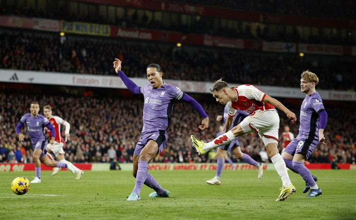 Arsenal meraih kemenangan 3-1 saat menjamu Liverpool. Laga diwarnai gol bunuh diri Gabriel Magalhaes, blunder fatal Alisson, dan kartu merah Ibrahima Konate. Arsenal menjamu Liverpool di Emirates Stadium, Minggu (4/2/2024) malam WIB, dalam lanjutan Liga Inggris.