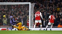 Tuan rumah sudah memimpin pada menit ke-14 berkat gol Bukayo Saka.  
