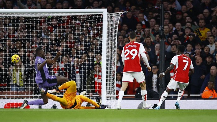Arsenal meraih kemenangan 3-1 saat menjamu Liverpool. Laga diwarnai gol bunuh diri Gabriel Magalhaes, blunder fatal Alisson, dan kartu merah Ibrahima Konate. Arsenal menjamu Liverpool di Emirates Stadium, Minggu (4/2/2024) malam WIB, dalam lanjutan Liga Inggris.