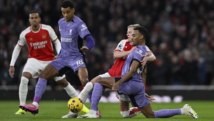 Foto-foto Arsenal Gebuk Liverpool 3-1 di Emirates Stadium Soccer Football - Premier League - Arsenal v Liverpool - Emirates Stadium, London, Britain - February 4, 2024 Arsenal's Oleksandr Zinchenko in action with Liverpool's Cody Gakpo and Ryan Gravenberch REUTERS/Tony Obrien NO USE WITH UNAUTHORIZED AUDIO, VIDEO, DATA, FIXTURE LISTS, CLUB/LEAGUE LOGOS OR 'LIVE' SERVICES. ONLINE IN-MATCH USE LIMITED TO 45 IMAGES, NO VIDEO EMULATION. NO USE IN BETTING, GAMES OR SINGLE CLUB/LEAGUE/PLAYER PUBLICATIONS.