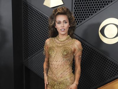Foto: Gaya Penuh Risiko Miley Cyrus di Grammys 2024, Gaun Hanya dari Peniti