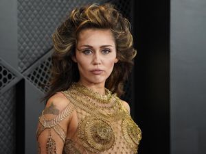Miley Cyrus Punya Polip di Pita Suara, Ogah Operasi karena Alasan Ini Miley Cyrus Punya Polip di Pita Suara, Ogah Operasi karena Alasan Ini