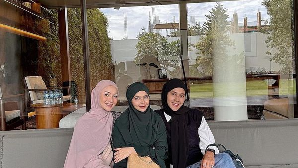 6 Gaya Paula Verhoeven Pakai Hijab Instan Simpel, Bikin Pangling