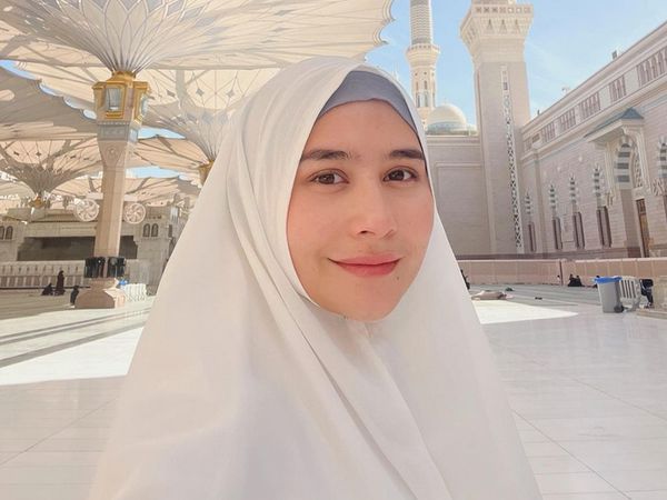 8 Foto Prilly Latuconsina Pakai Hijab dan Tanpa Makeup Saat Umrah Tuai Pujian