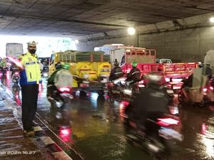 Genangan di Terowongan Halim Mulai Surut, Lalin Berangsur Normal Genangan di Terowongan Halim Mulai Surut, Lalin Berangsur Normal
