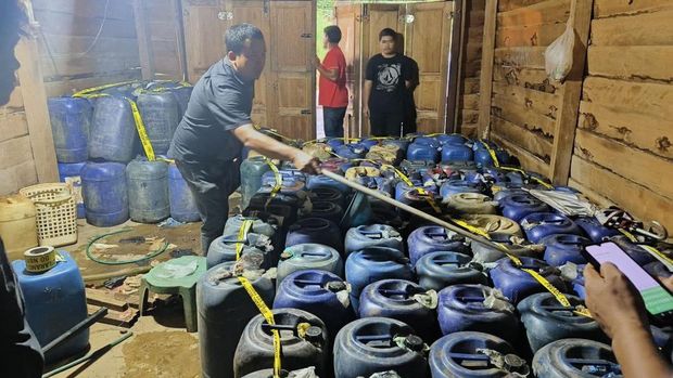 Gudang penimbunan BBM subsidi di Luwu Timur, Sulsel saat digerebek polisi.