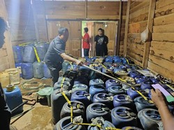 Gudang Penimbunan BBM di Luwu Timur Digerebek, 8.032 Liter Pertalite Disita