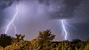 Waspada Hujan Petir di 3 Wilayah, Simak Prakiraan Cuaca Jawa Timur Hari Ini