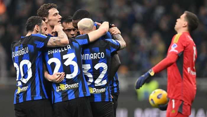 Soccer Football - Serie A - Inter Milan v Juventus - San Siro, Milan, Italy - February 4, 2024 Inter Milan players celebrate after Juventus Federico Gatti scores an own goal and first for Inter Milan REUTERS/Daniele Mascolo