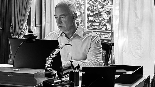 Pendiri Amazon Jeff Bezos ternyata masih menggunakan meja kerja yang sama dengan yang dia pakai selama merintis perusahaannya.