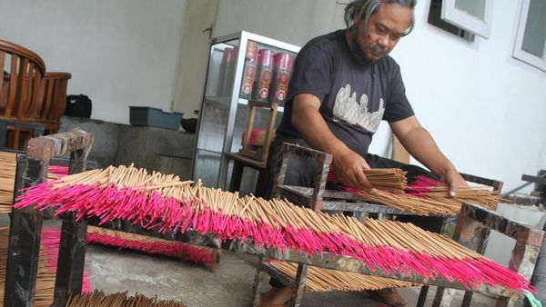 Potret Produksi Dupa Jelang Imlek Terdampak Cuaca