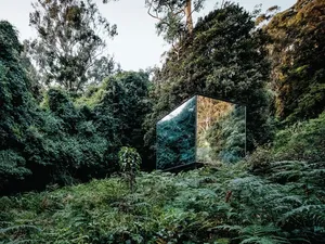 Unik! Ada Kamar Mandi Transparan yang Menyatu dengan Alam Sekitar