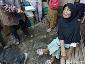 Ratapan Iis Usai Rumah Terbakar dan Sisa Harta Tinggal Baju di Badan